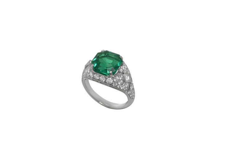 BVLGARI頂級祖母綠與鑽石戒指
鉑金戒指，中央鑲嵌1顆祖母綠(總重約4.247克拉)、2顆正方形階梯式切割鑽石( VVS - VS)與密鑲鑽石。
High Jewellery Ring in platinum with 1 Emerald (4,247ct), 2 square step cut Diamonds (VVS - VS - 0,21ct) and pavé-set Diamonds (0,98ct).