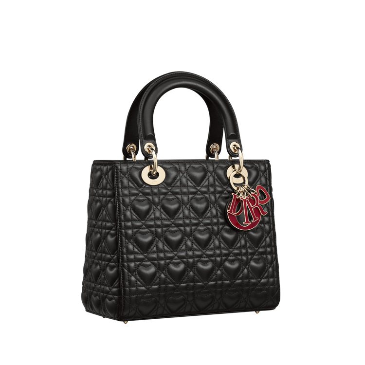 Lady Dior黑色愛心籐格紋小羊皮中型提包與愛心琺琅吊飾，16萬5,000元。圖／DIOR提供