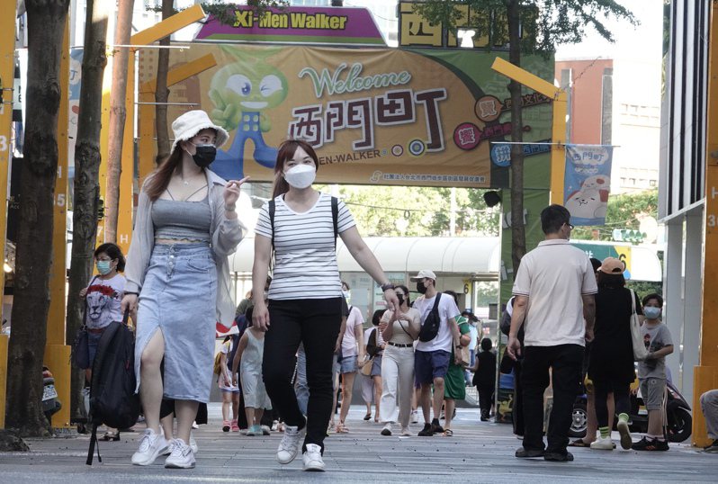 新冠疫情三級警戒「微解封」，台北西門町的人潮慢慢多了起來，店家逐步開門營業，流動的路邊攤也推出來營業。記者黃義書／攝影