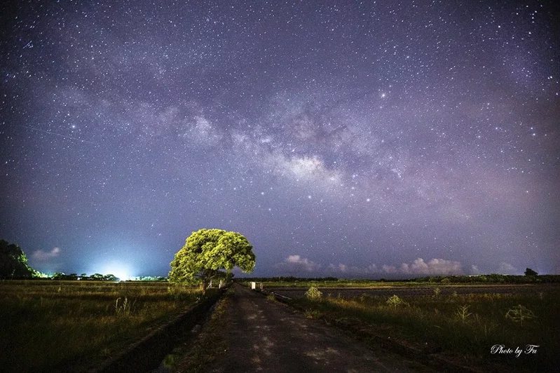 在傅家祥鏡頭下，「南澳金城武樹」的銀河美景盡收眼底。 圖／傅家祥提供