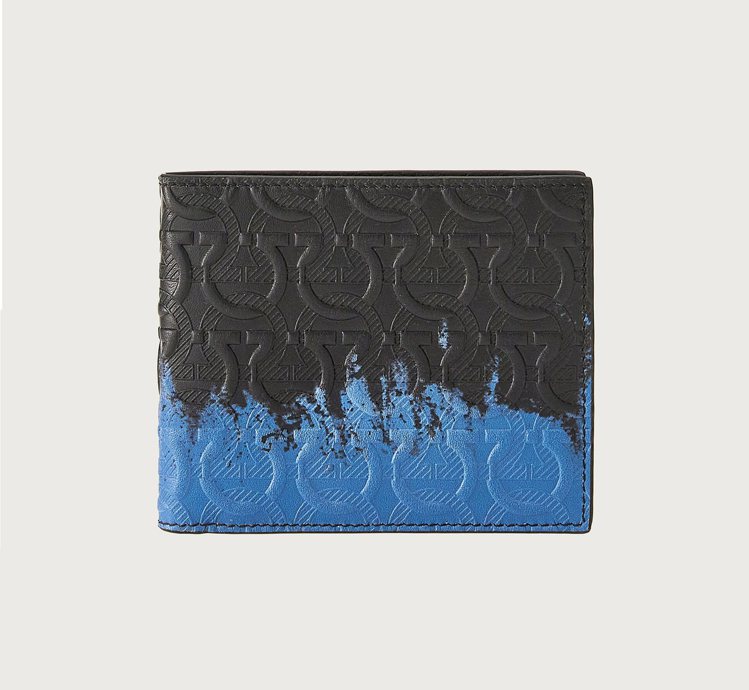 TRAVEL EMBOSSED系列黑藍色漸層小牛皮短夾，16,900元。圖／Salvatore Ferragamo提供