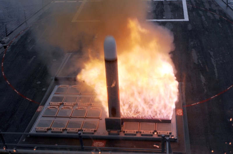 美軍驅逐艦發射戰斧巡弋飛彈，火焰由一旁的排焰口噴出：戰斧飛彈是Mk41所能發射的最大彈種。圖／美國海軍檔案照