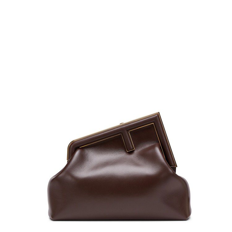 巧克力色小羊皮First包（中），10萬6,000元。圖／FENDI提供