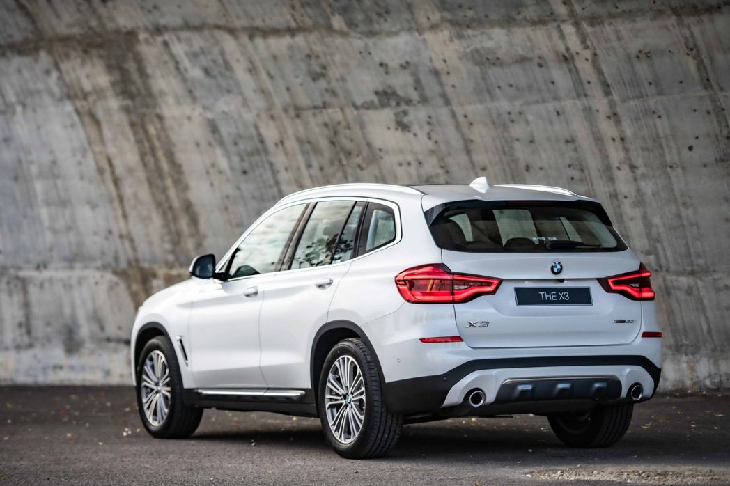 全新BMW X3白金領航版全車系標準配備進階LED主動式轉向頭燈與車況抬頭顯示器...