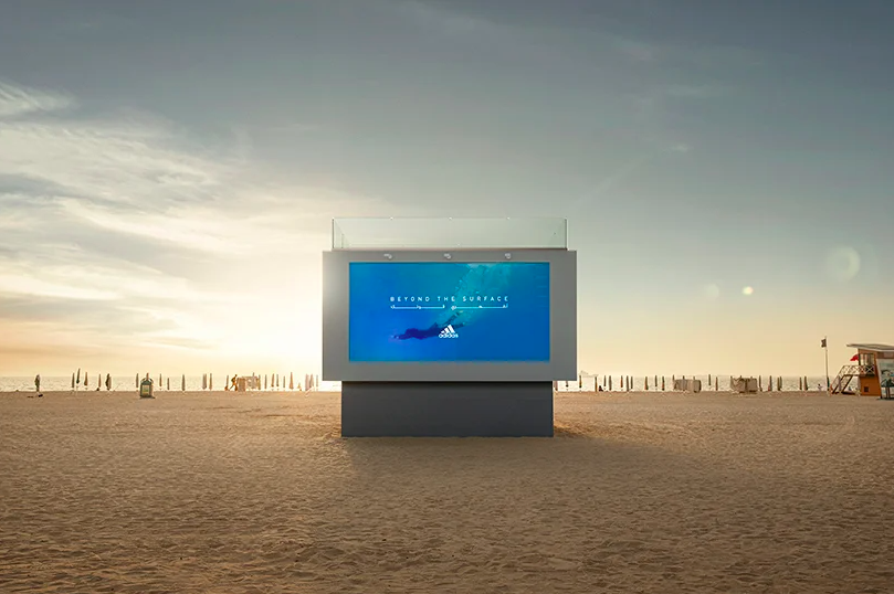 adidas將可實際潛入的戶外廣告，放在杜拜沙灘，鼓勵不分性別都應該可以自由玩水...