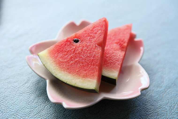 中醫師表示，大暑是一年中最熱的時期，若是在外要提防中暑，也可以依照體質吃對水果降...
