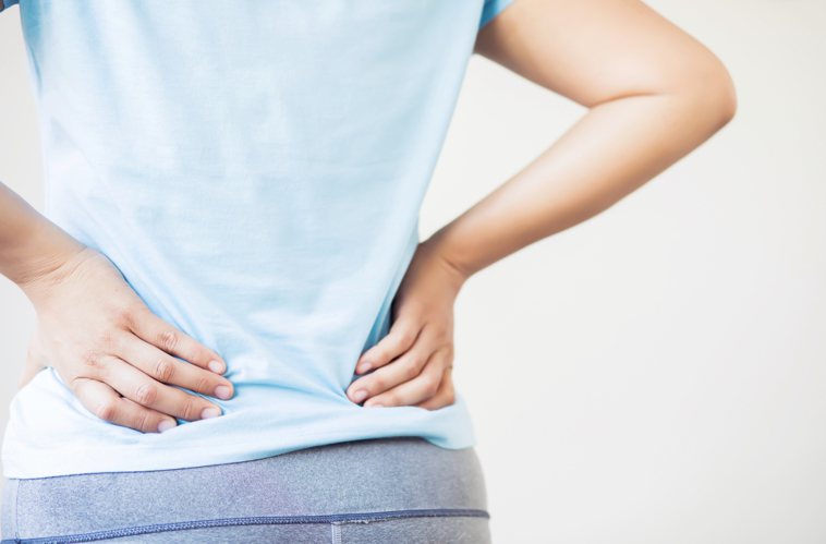腰部劇痛恐有尿路結石問題，應儘速就醫檢查。示意圖／ingimage