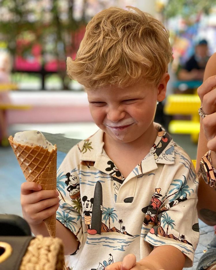 Leo穿著Zara環保系列的Disney Polo衫吃冰淇淋，超可愛。圖／取自IG