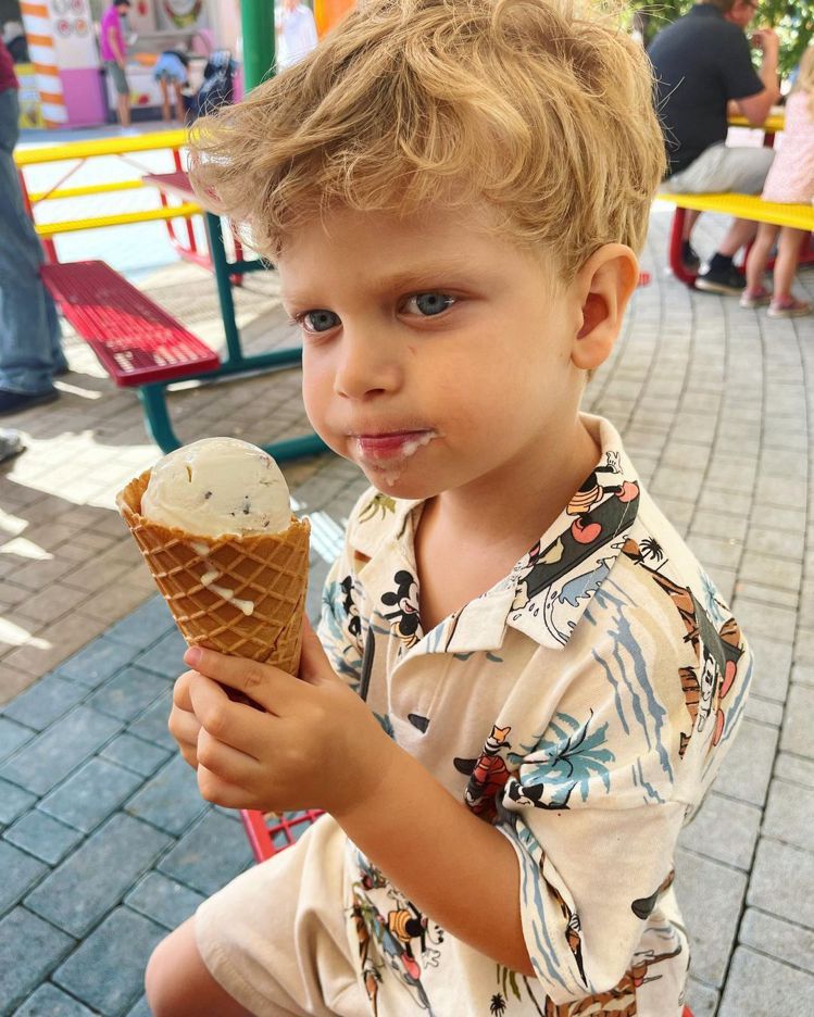 Leo穿著Zara環保系列的Disney Polo衫吃冰淇淋，超可愛。圖／取自I...
