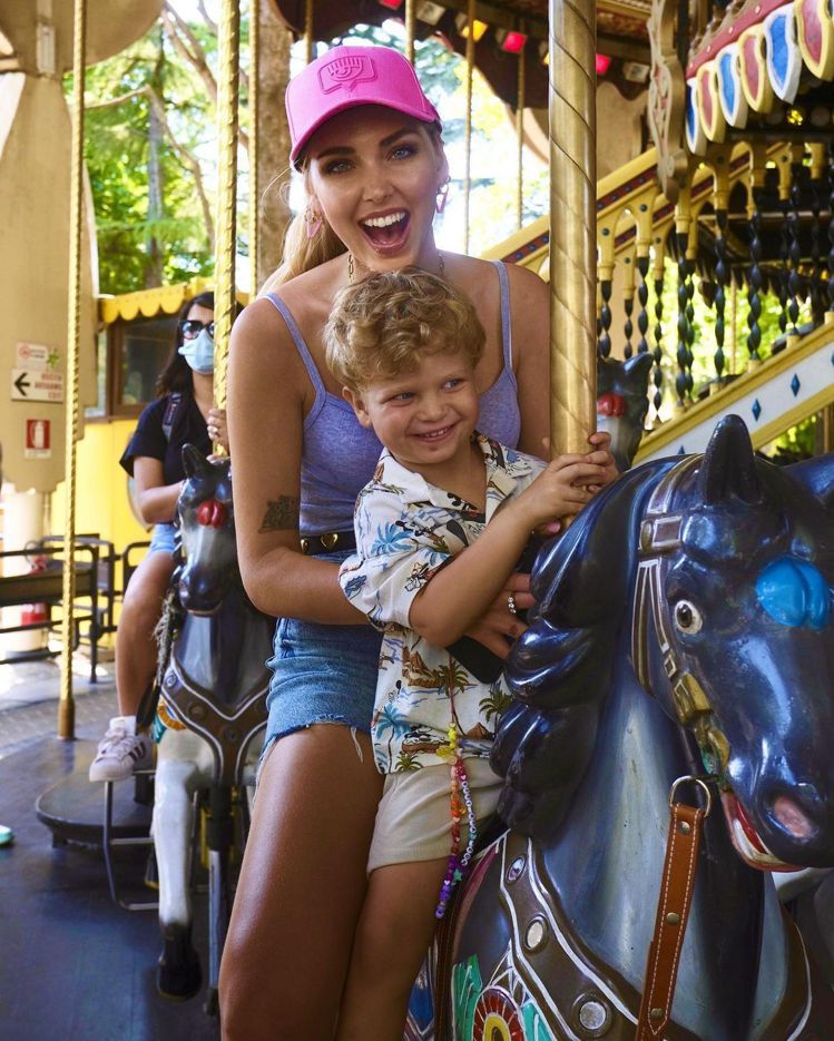 Leo穿著和媽媽Chiara在遊樂園玩旋轉花木馬。圖／取自IG