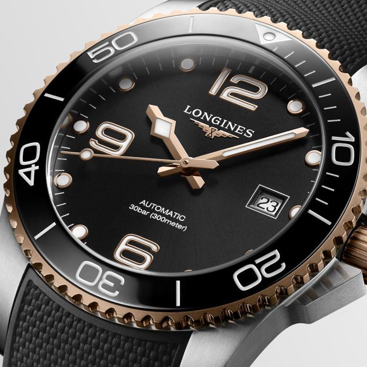 另一款深海征服者HydroConquest腕表，以黑色表面、橡膠表帶，搭配玫瑰金PVD表圈，黑金奢華閃耀。圖／浪琴表提供