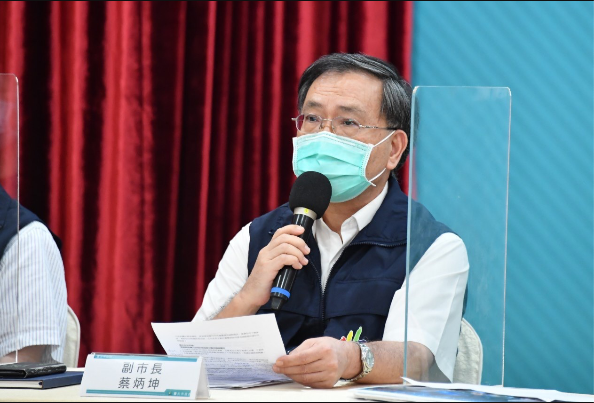 副市長蔡炳坤表示，這確實是一件值得重視的問題，儘管中央整個開放莫德納第一至第三劑施打，邏輯上說得通，但問題是「疫苗是否充分準備」。圖／北市府提供