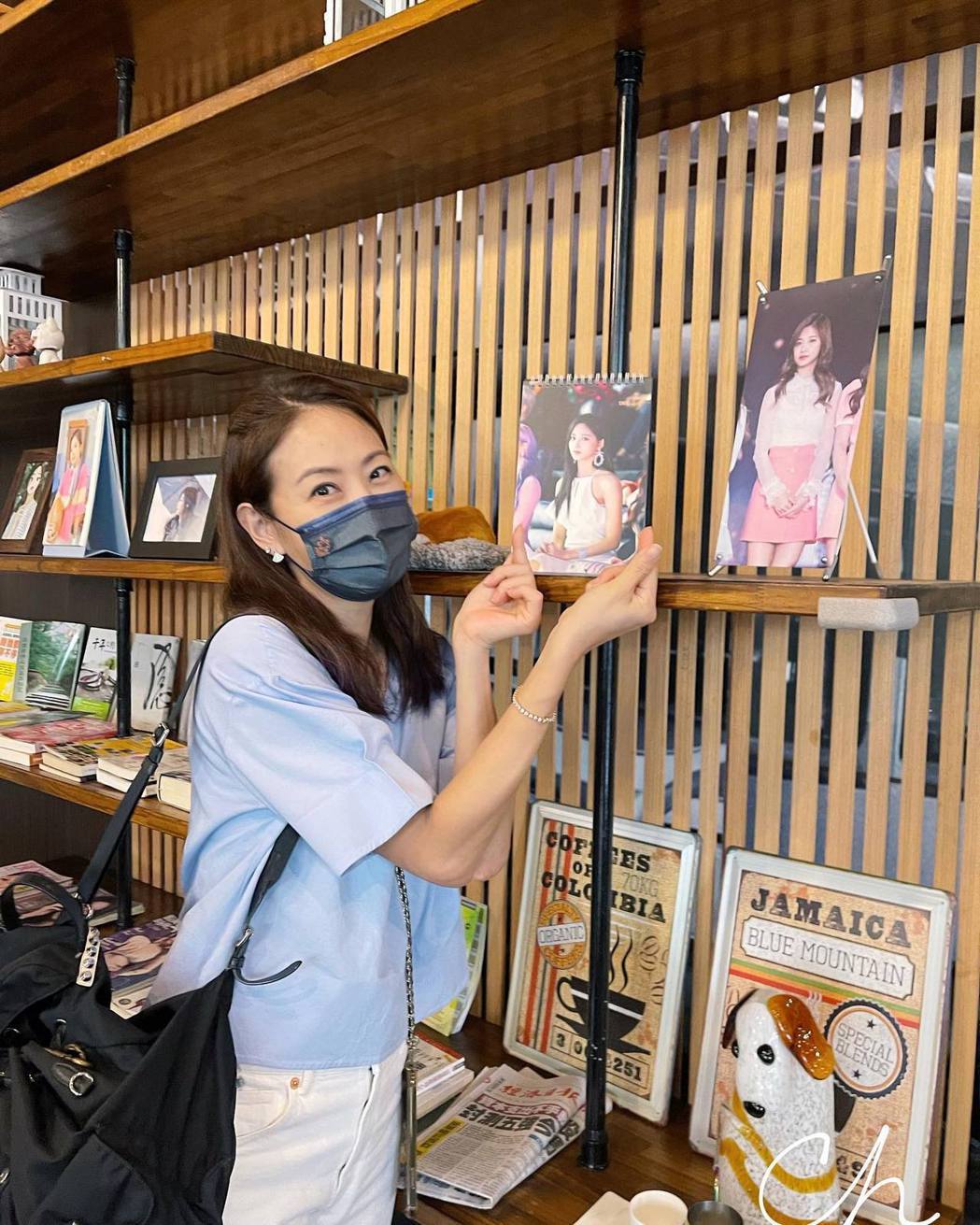 賈永婕造訪周子瑜媽媽開的咖啡店，也和周子瑜照片開心合影。圖／摘自臉書