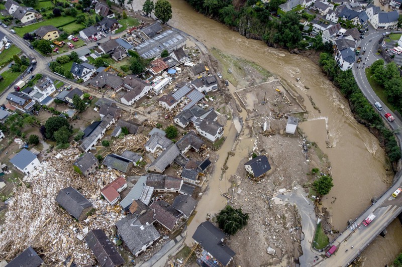西歐近日降下近一世紀創紀錄豪雨，導致德國西部多處水災。圖為德國西部萊因法耳次邦舒爾德村阿爾河暴漲沖毀房屋。（美聯社）
