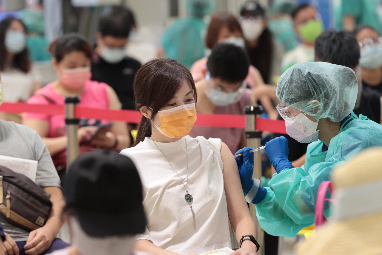 示意圖為台北市在花博爭豔館接種站施打疫苗情形。記者蘇健忠／攝影