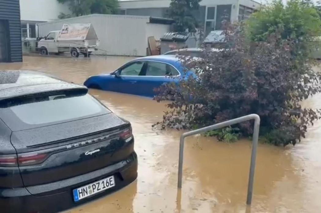德國大水來襲，淹沒當地的保時捷經銷商。 圖／摘自影片