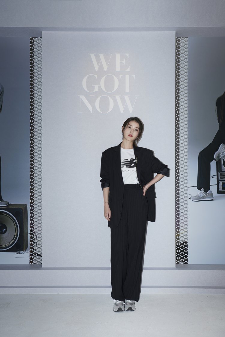 運動時尚品牌New Balance相中IU李知恩的魅力與高人氣，宣布邀請她擔任品...