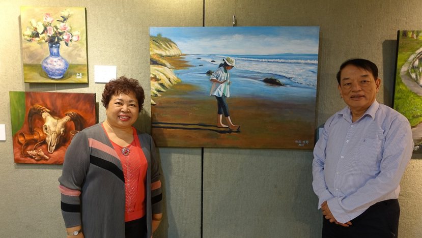 退休夫婦廖仁昌（右）與范明眸（左）聯手繪製《聖塔芭芭拉海灘少女》。 圖／胡乃云 ...