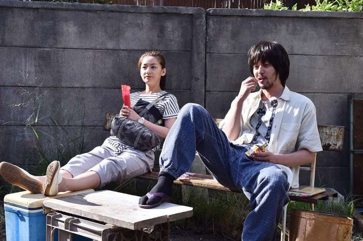 小田切讓在日劇《糖果之家》演出廢材，與尾野真千子對戲。圖／取自TBS電視頻道