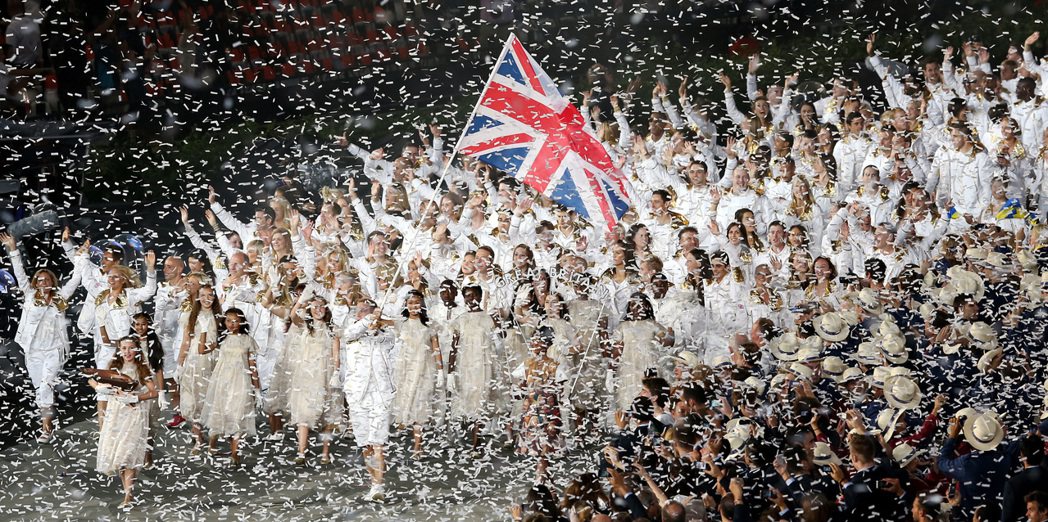 2012倫敦奧運開幕式，東道主英國隊進場，空中灑下紙花。  圖／侯永全攝影