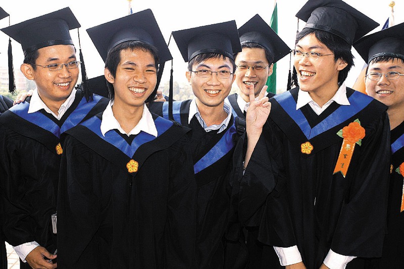 台大電機系的林建邑（左二）2005年以17歲的最小年齡畢業。圖／聯合報系資料照片