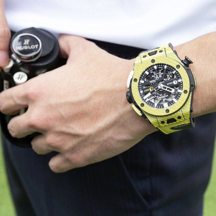 Big Bang Unico Golf極速黃高爾夫腕表，45毫米鍍鋁碳纖維表殼、宇舶自製MHUB1580機芯，101萬1,000元。圖／宇舶表提供