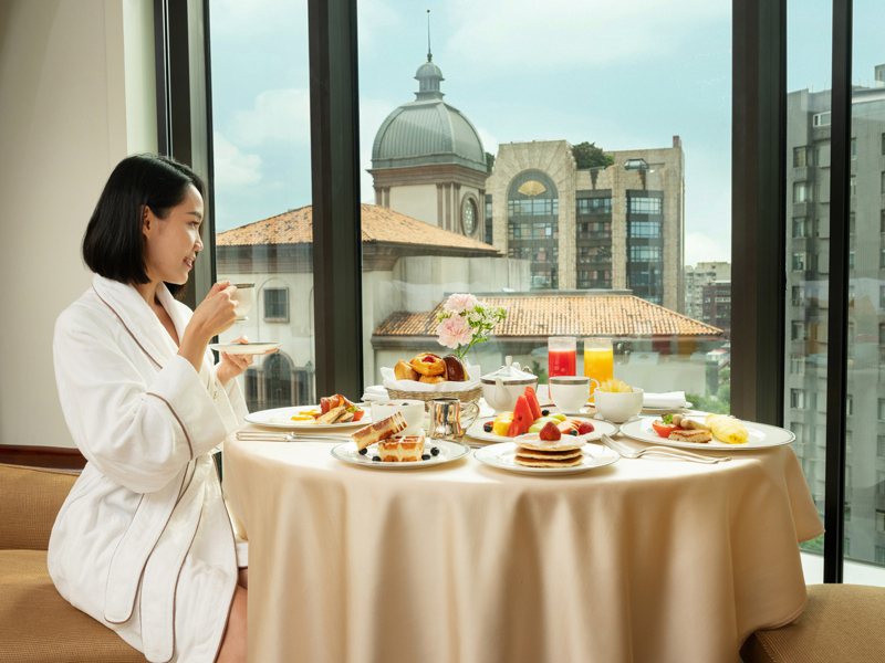 在台北文華東方酒店奢華的氛圍中，來場舒心療癒的「偽出國」食尚饗宴之旅。圖／台北文華東方提供