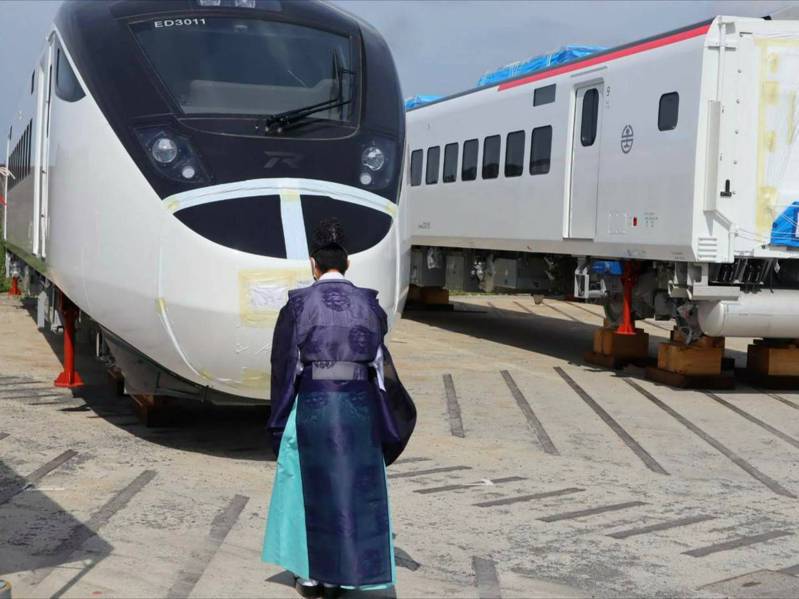 台鐵新購的第一列EMU3000新城際列車舉行出廠啟運前的「安全祈願」儀式，新列車將於本月底正式抵台。    圖/台鐵局提供