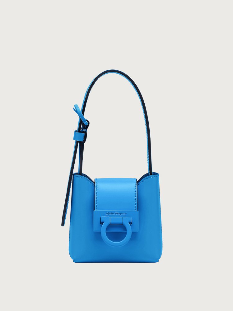 TRIFOLIO寶藍色金屬釦牛皮迷你手提包，26,900元。圖／Salvatore Ferragamo提供