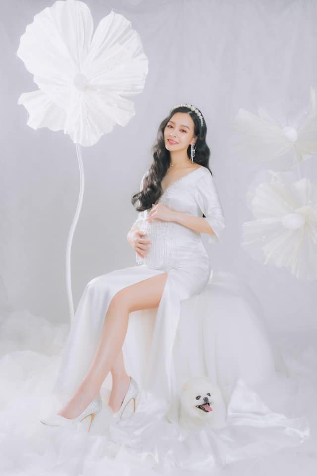女藝人王思佳在個人臉書專頁，分享了一系列身穿手工訂製禮服的孕婦美照，受到網友高度...