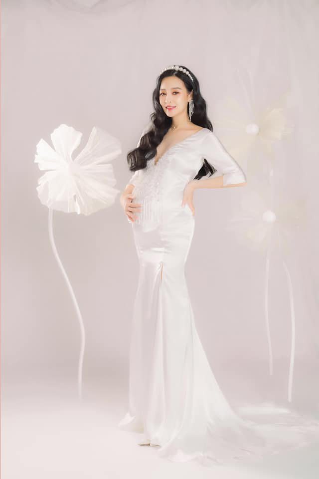 女藝人王思佳在個人臉書專頁，分享了一系列身穿手工訂製禮服的孕婦美照，受到網友高度讚賞。圖／摘自facebook