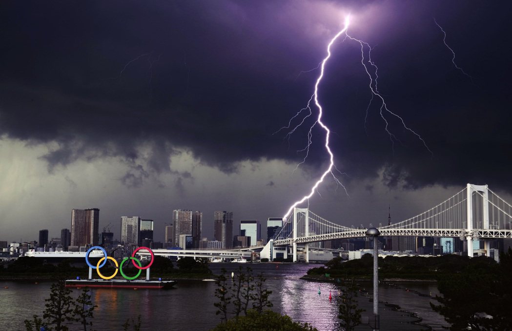 美聯社拍下的東京奧運開幕之前，驚人又戲劇化的景象。 圖／美聯社