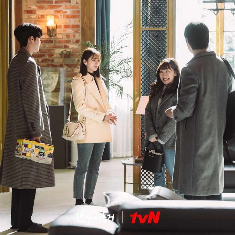 惠利搭襯白色系Chloé Daria包款。圖／取自tvN Drama粉絲專頁