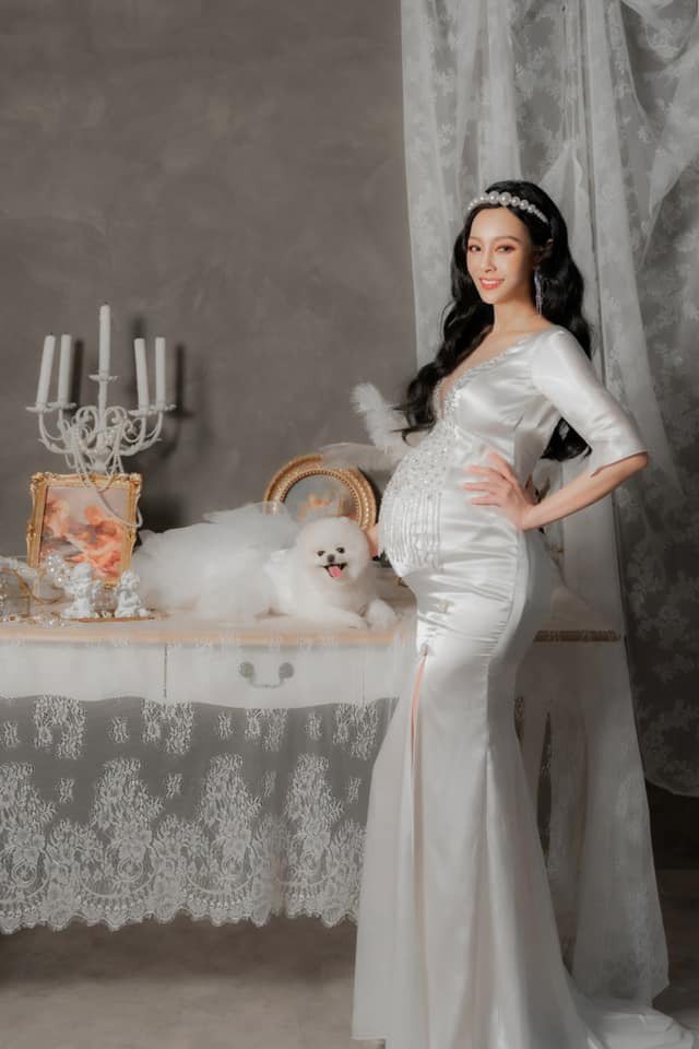 女藝人王思佳在個人臉書專頁，分享了一系列身穿手工訂製禮服的孕婦美照，受到網友高度讚賞。圖／摘自facebook