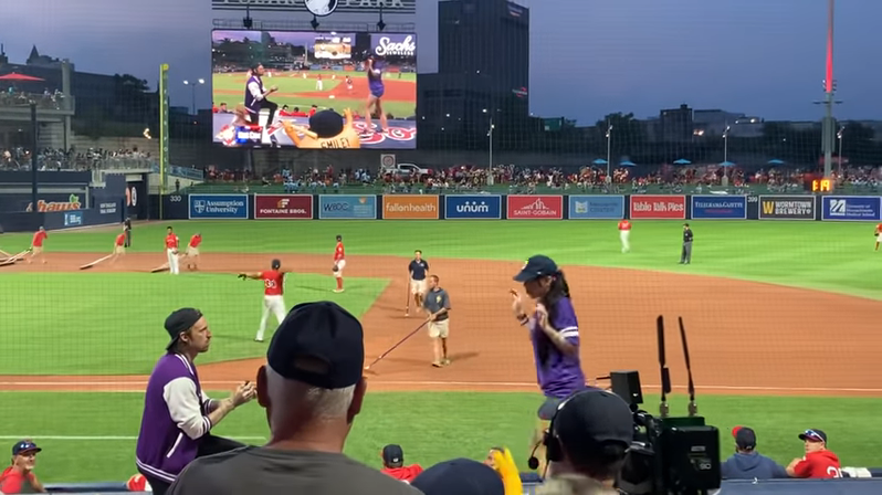 美国一位棒球迷在满场观众见证下向女友求婚，然而对方的反应却让所有人都尴尬了。图撷取自(photo:UDN)