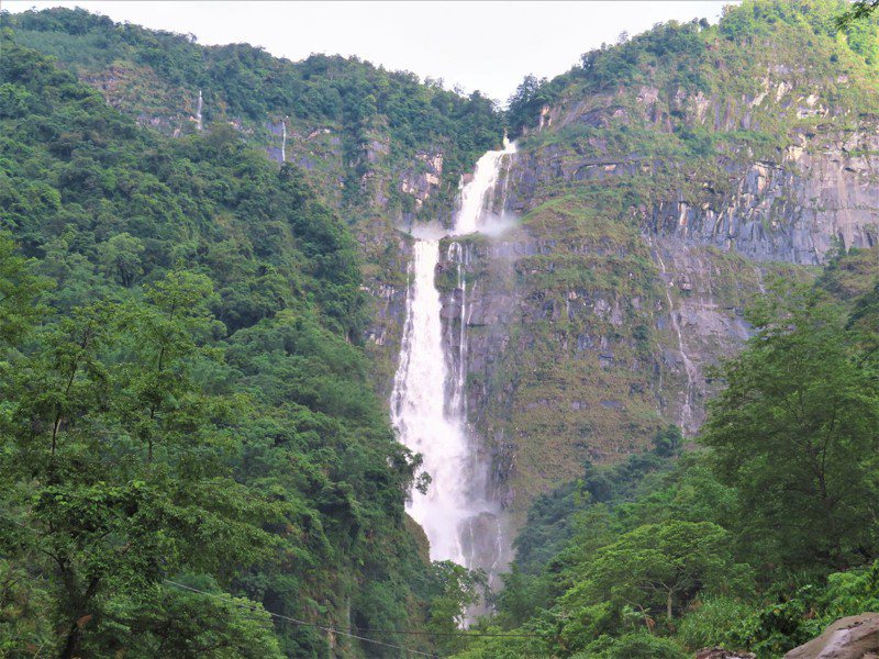 嘉義縣阿里山鄉豐山村蛟龍瀑布，落差達846公尺，是台灣落差最大的瀑布，梅雨豐沛再現氣勢磅礡英姿。圖／許銘月提供