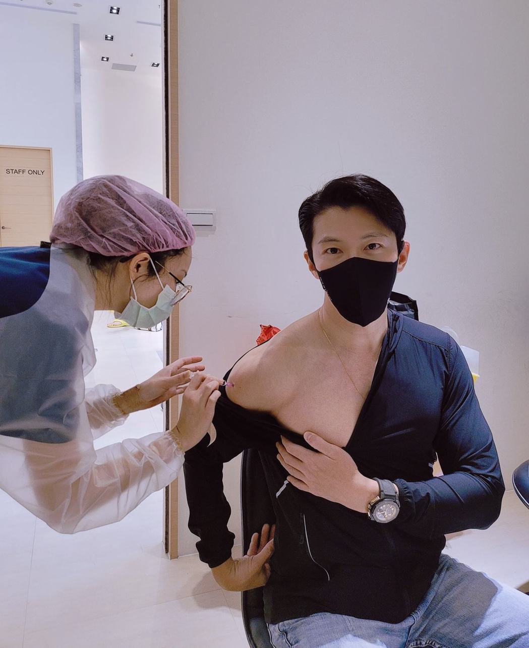 黃少祺打疫苗露出結實的胸肌網友暴動。圖／摘自臉書