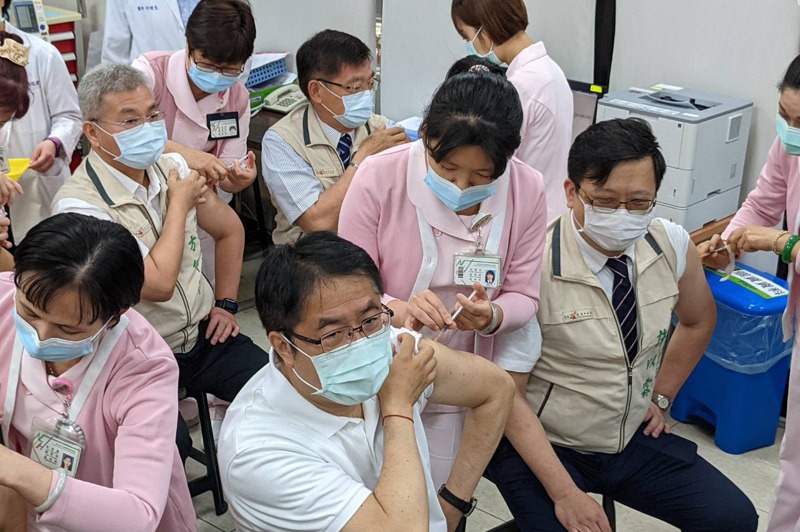 台南市長黃偉哲（前左二）與桃園市長鄭文燦都表態力挺高端疫苗，但其實兩人日前已接種第二劑AZ疫苗。圖／聯合報系資料照片