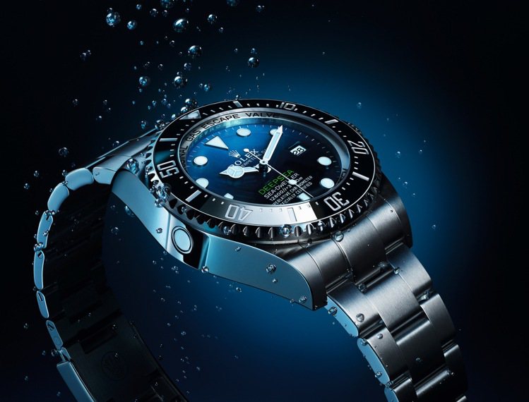 具備強悍3,900米防水性能的Oyster Perpetual Rolex Deepsea腕表，一如職業高爾夫球選手在果嶺時能耐受極大壓力。圖 / 勞力士提供。