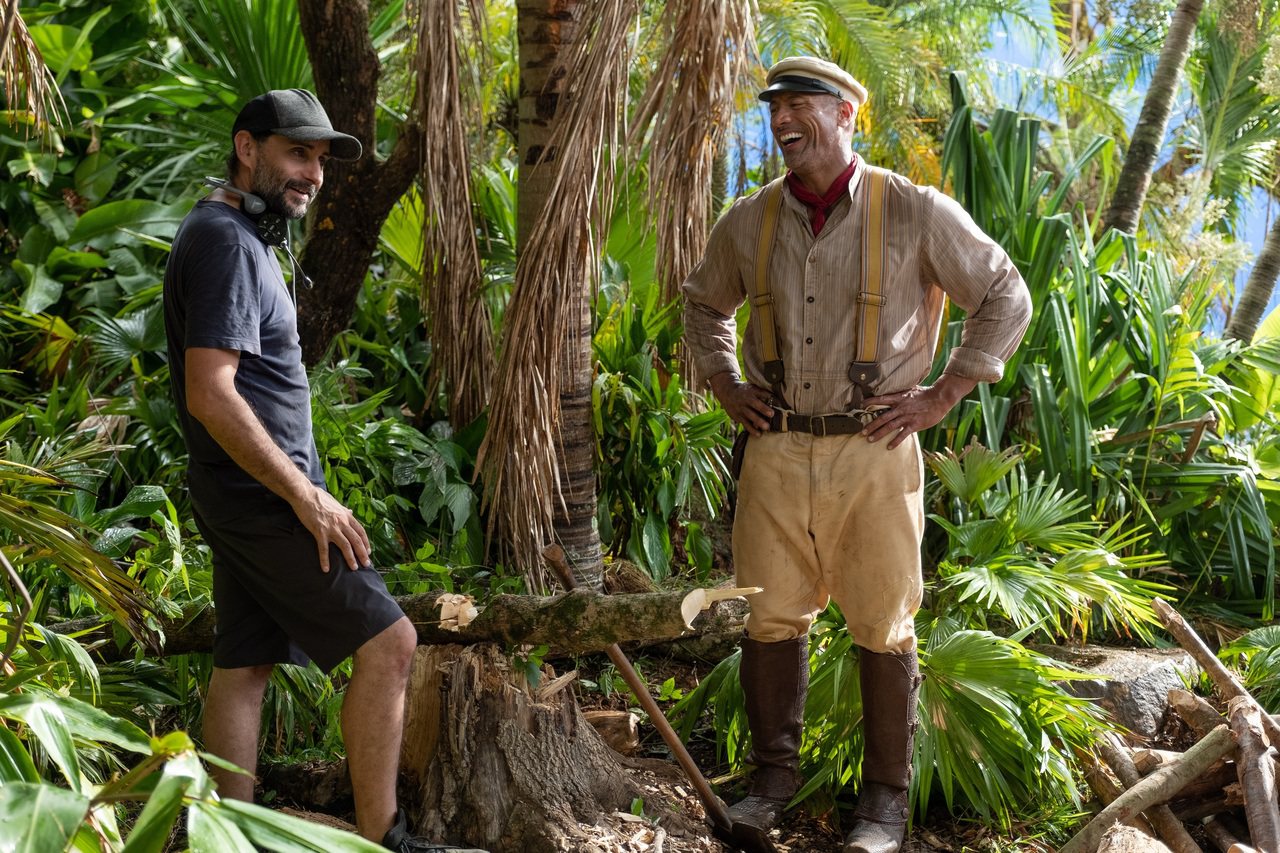 巨石強森（右）新片「叢林奇航」與動作片名導豪梅寇勒特瑟拉合作。圖／迪士尼提供