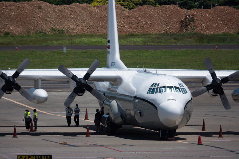 7月19日上午一架民用版C-130運輸機（圖）中午12點14分降落桃園機場，據悉是美國在台協會包機，軍方則強調並非美國軍機，而屬民間商用包機。圖／聯合報系資料照片