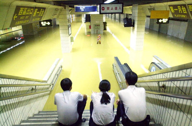 2001年納莉颱風造成台北車站水淹三層樓。圖為當時台鐵淹水月台。圖／聯合報系資料照片