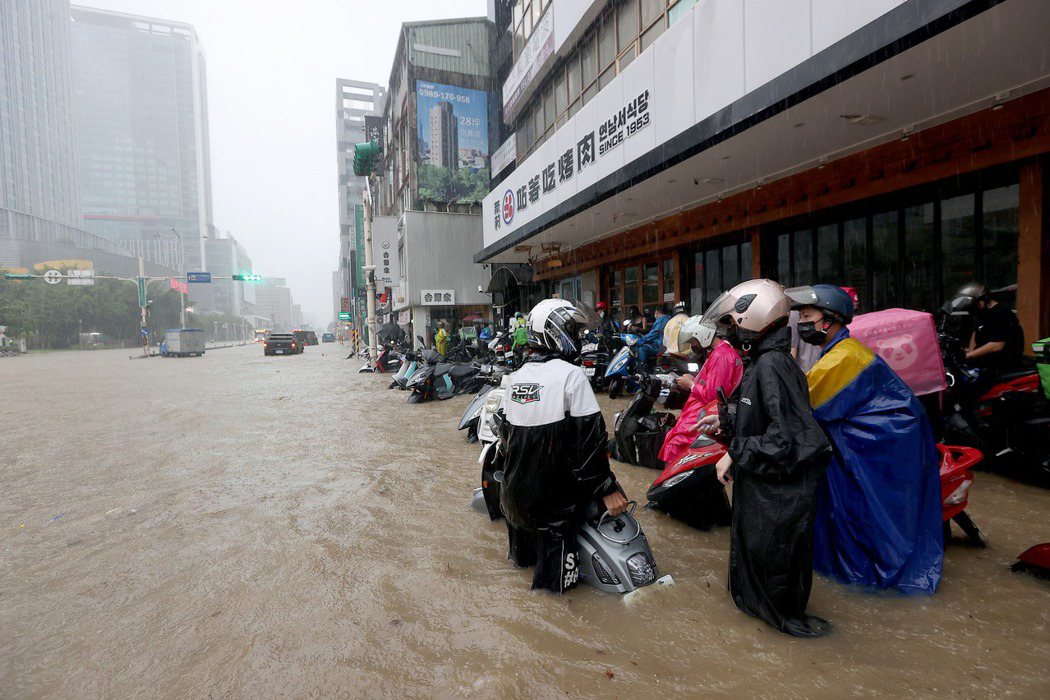 圖為今年6月強降雨造成台北市忠孝東路一帶淹水。 圖／聯合報系資料照
