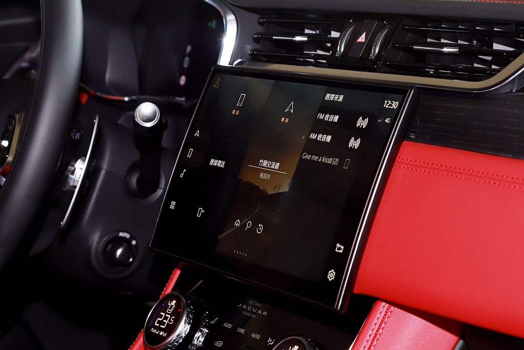 中控11.4吋Pivi Pro多媒體觸控式顯示螢幕，微微曲面設計替Jaguar ...