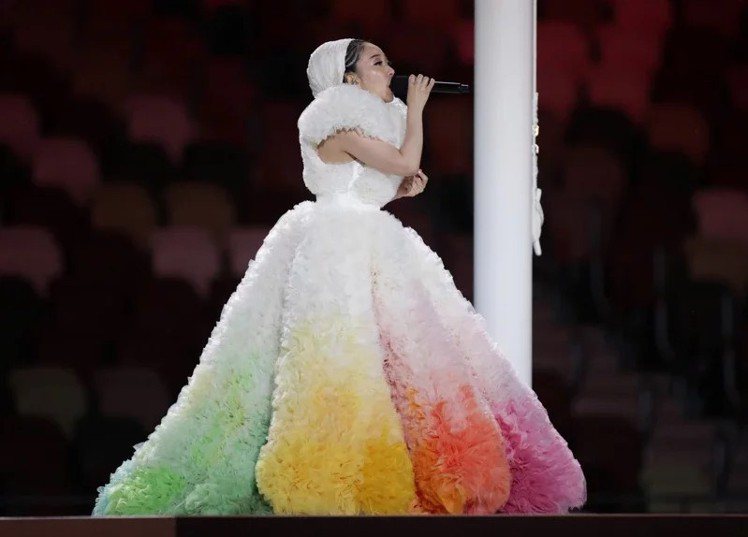 米希亞Misia身穿設計師小泉智貴的服裝登上東京奧運開幕式演唱國歌。(路透)
