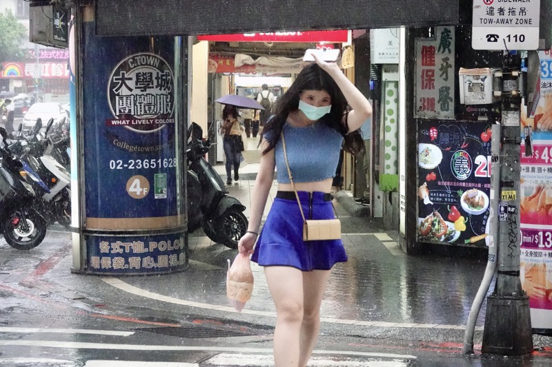 烟花颱風對台灣影響程度有待觀察，但勞工因疫情在家上班，能否放颱風假引起爭議。圖／聯合報系資料照片