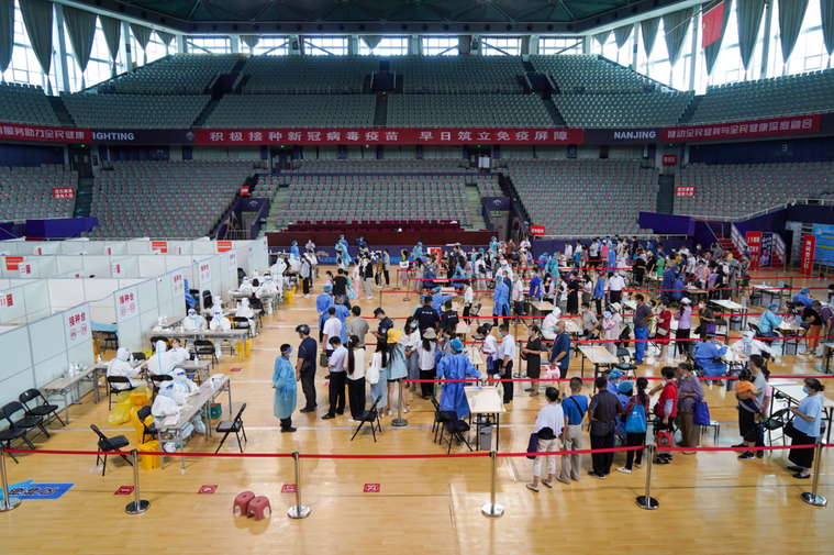 圖為南京22日在體育館內為民眾進行核酸檢測取樣。新華社