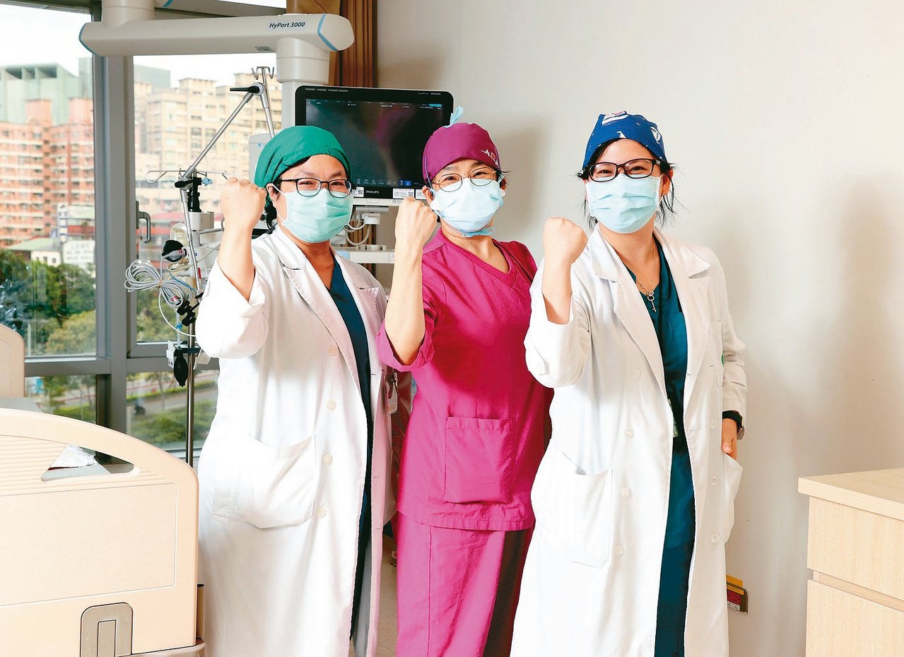 亞東醫院內科加護病房主任張厚台（左起）、護理部督導劉彩文與胸腔外科主治醫師王惠琳。記者林澔一／攝影