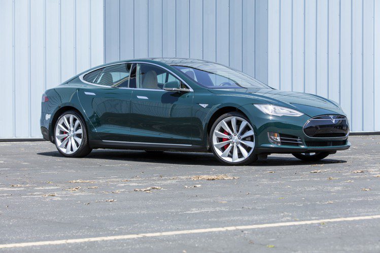 湯姆漢克斯將拍賣的2015 Tesla Model S P85D，估價70,000美元起。圖／邦瀚斯提供