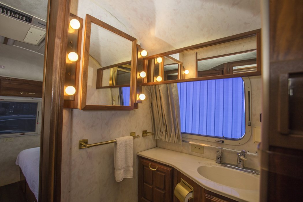 湯姆漢克斯的豪華訂製拖車內建衛浴富有蘋果光鏡子。圖／邦瀚斯提供